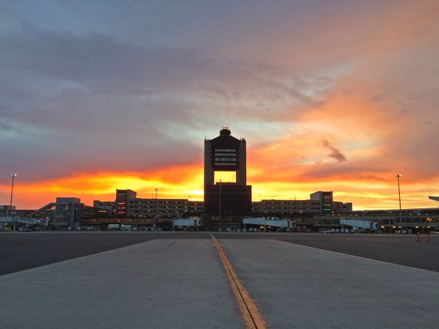 — — - July 23rd, 2016 Sunset @ KBOS Logan 