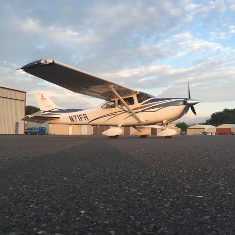 Cessna Skylane (N71FR) - N71FR is now N1465B