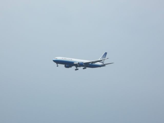 Boeing 777-200 — - A United Airlines 777-200 landing at Dulles International Airport.