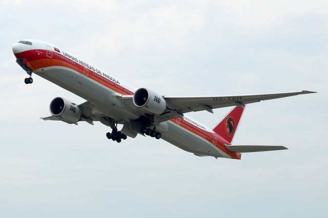 Boeing 777-200 (D2-TEH)