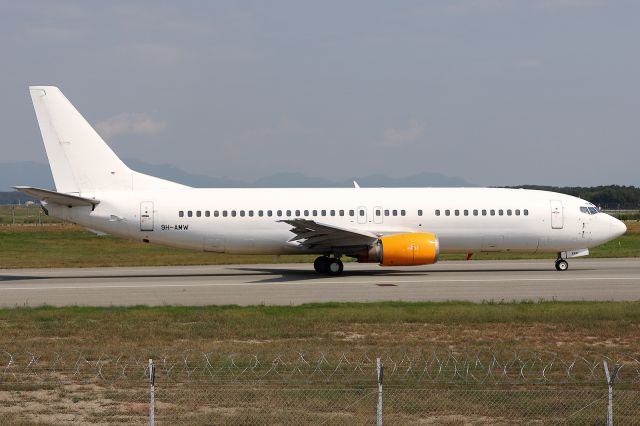 Boeing 737-700 (9H-AMW)