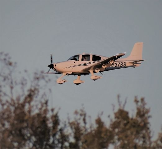 Cirrus SR-20 (N737BS) - N737BS, 10-28-20, 1837.  From ranch SE of the Kerrville, Texas Airport. 