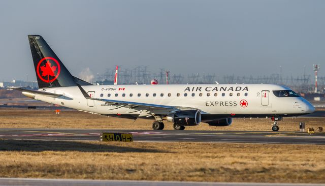 Embraer 175 (C-FRQW)