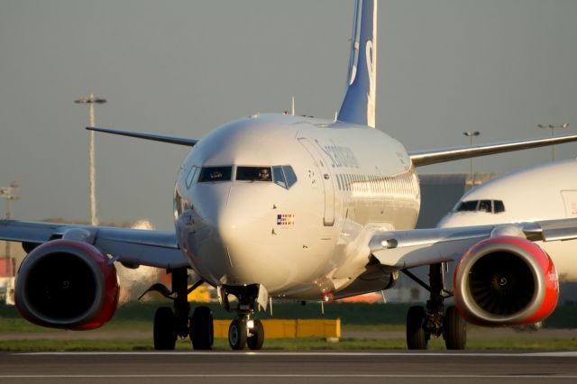 BOEING 737-600 (LN-RRY) - Lining up on runway 027R at LHR.