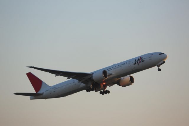 BOEING 777-300 (JA739J)