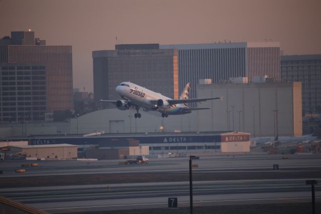 Airbus A320 (N835VA)