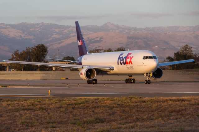 BOEING 767-300 (N135FE)