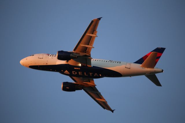 Airbus A319 (N370NB)