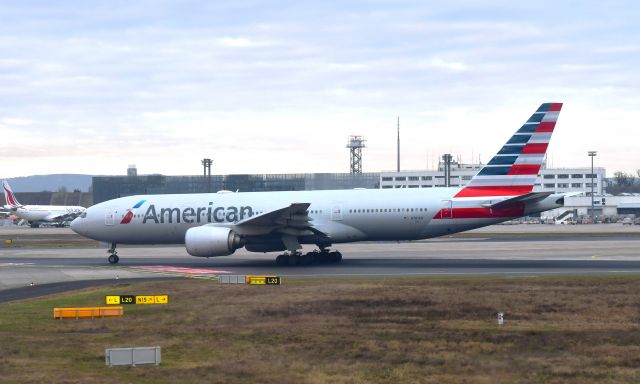 Boeing 777-200 (N781AN) - American Airlines Boeing 777-223ER N781AN in Frankfurt 