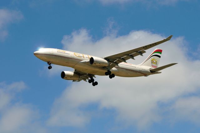 Airbus A330-200 (A6-EYS) - 2012/6/30