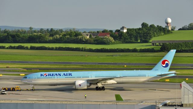 BOEING 777-300 (HL8210) - Korean Air Lines Boeing 777-3B5(ER) HL8210 in Vienna