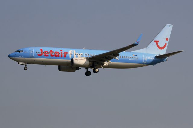 Boeing 737-800 (OO-VAC)