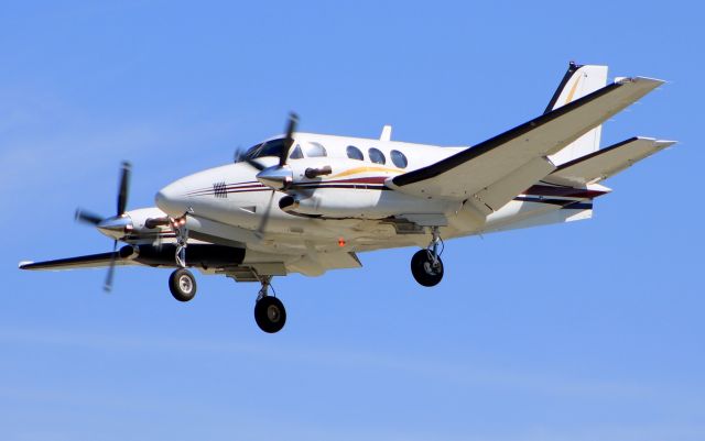 Beechcraft King Air 90 (N5037W)