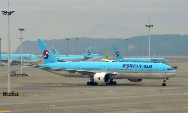 BOEING 777-300ER (HL8347) - Korean Air Boeing 777-300ER HL8347 in Seoul 