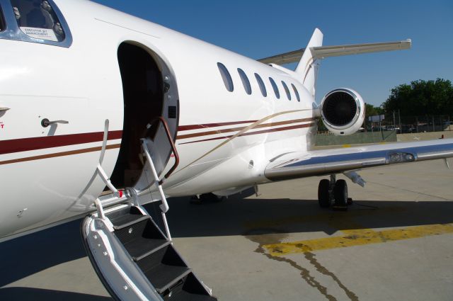 Hawker 800 (EJM475)
