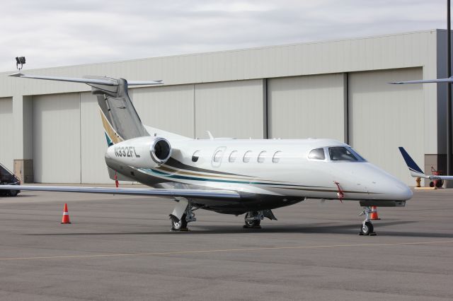 Embraer Phenom 300 (N332FL)