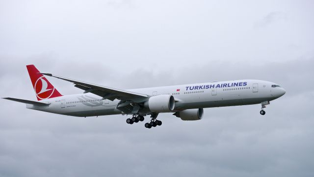 BOEING 777-300 (TC-LJB) - BOE540 on final to Rwy 16R to complete a C1 flight on 8.31.15. (ln 1331 / cn 44124). No blue sky today….back to Seattle grey.
