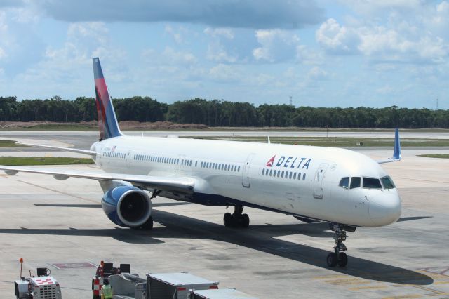 BOEING 757-300 (N585NW) - Our ride back to MSP.