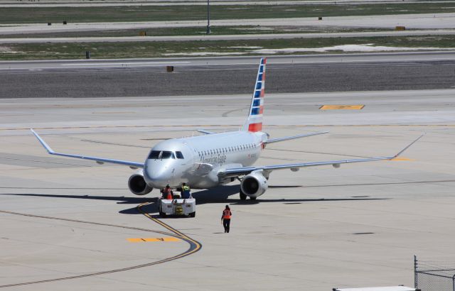 EMBRAER 175 (long wing) (N444YX)