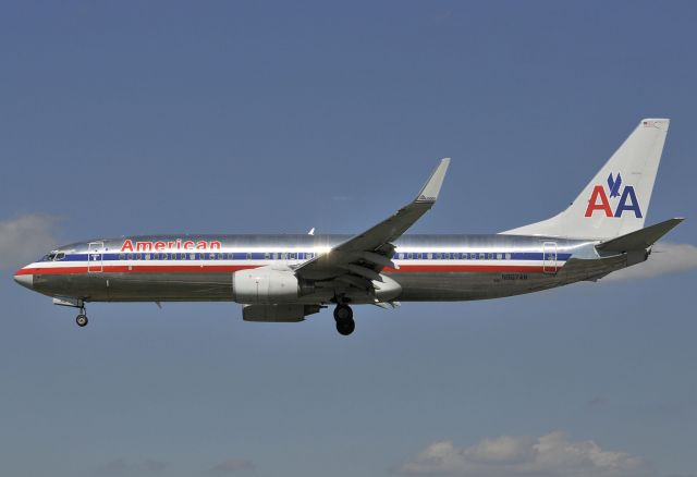 Boeing 737-800 (N907AN) - Seen at KBWI on 4/23/2009.