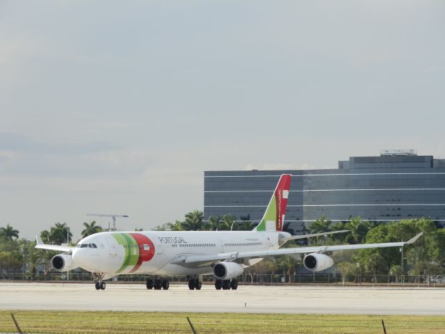 Airbus A340-300 (CS-TOB)