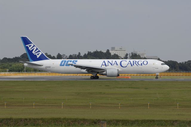BOEING 767-300 (JA8358) - Departure at NRT Airport Runway 16R on 2011/10/8