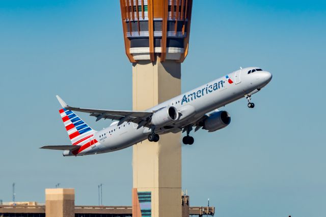 Airbus A321neo (N400AN) - An American Airlines A321 neo taking off from PHX on 2/1/23. Taken with a Canon R7 and Tamron 70-200 G2 lens.