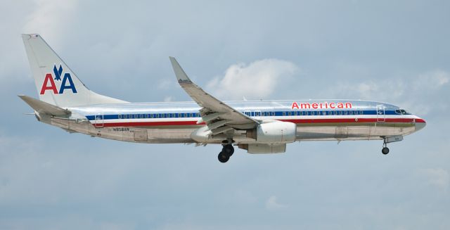 Boeing 737-700 (N858AN)