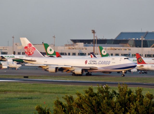 Boeing 747-400 (B-18707)