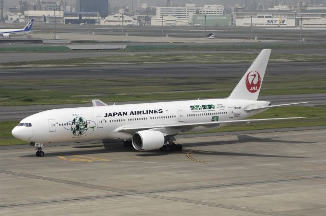 Boeing 777-200 (JA8984) - Taxing at haneda Intl Airport on 2012/05/08 "Sky ECO "