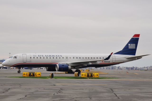 Embraer ERJ-190 (N951UW) - On Echo TWY to the gate !