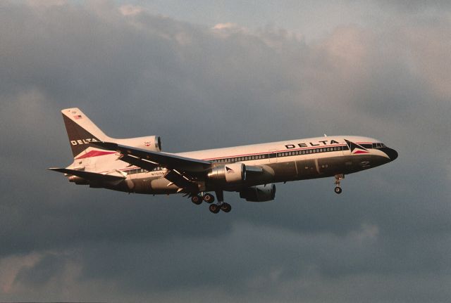 Lockheed L-1011 TriStar (N751DA) - Final Approach to Narita Intl Airport Rwy16 on 1987/08/16