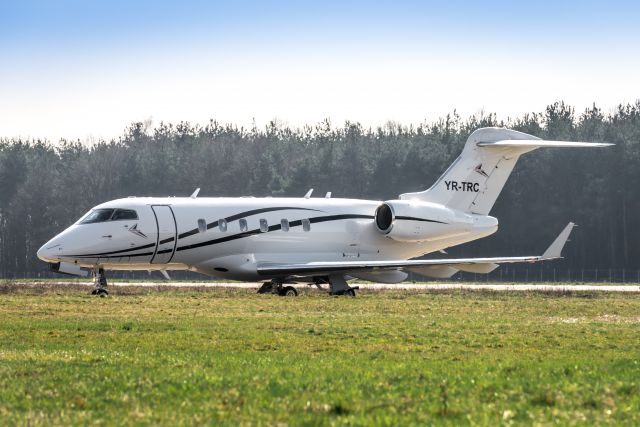 Bombardier Challenger 300 (YR-TRC)