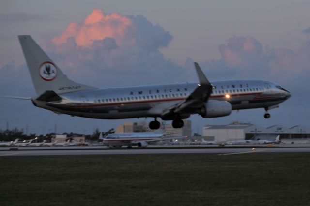 Boeing 737-800 (N905NN) - Not a very good photo and I even adjusted the lighting.I just thought that somebody might be interested to see this photo. What are the odds to see two "Silver Bird" at once? Here is the link of the photo of this same airplane I posted a few days ago:br /br /a rel=nofollow href=http://flightaware.com/photos/view/9225676-7c51fff6c0c16575345b889c944acd577ac1103a/user/ernivega/sort/views/page/3https://flightaware.com/photos/view/9225676-7c51fff6c0c16575345b889c944acd577ac1103a/user/ernivega/sort/views/page/3/abr /br /I took the photo this evening the 9th of May, 2018.