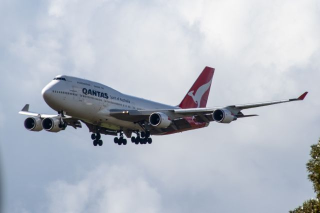 Boeing 747-400 (VH-OEH) - Approaching 27