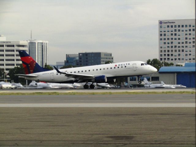 Embraer ERJ 175 (N622CZ) - Taking off RWY 20R