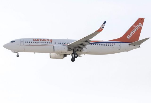 Boeing 737-700 (C-GVVH) - Sunwing landing 21L via the BONNZ1 approach(4/6/19)