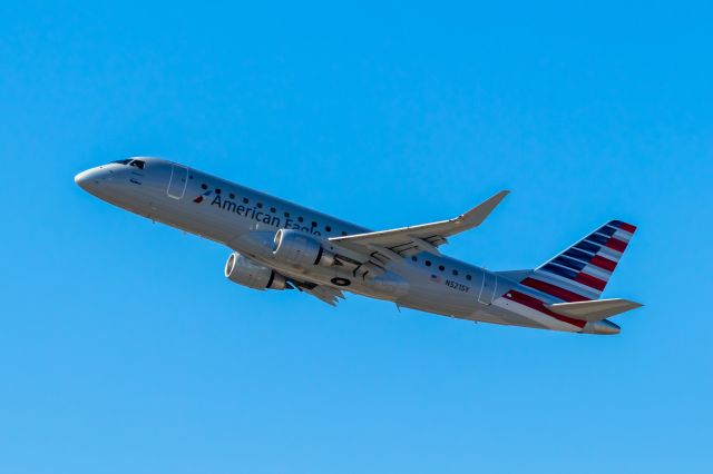 Embraer 175 (N521SY) - American Airlines E175 taking off from PHX on 9/17/22. Taken with a Canon 850D and a Canon EF 70-200mm f/2.8L IS II USM lens. 