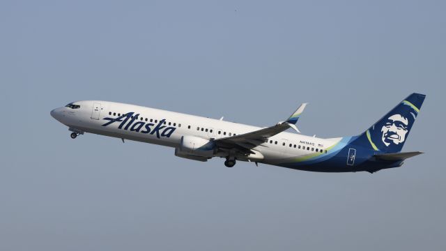 Boeing 737-900 (N419AS) - Departing LAX on 25R