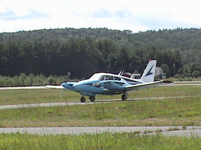 Piper PA-30 Twin Comanche (N7632Y) - taxiing in after a short flight