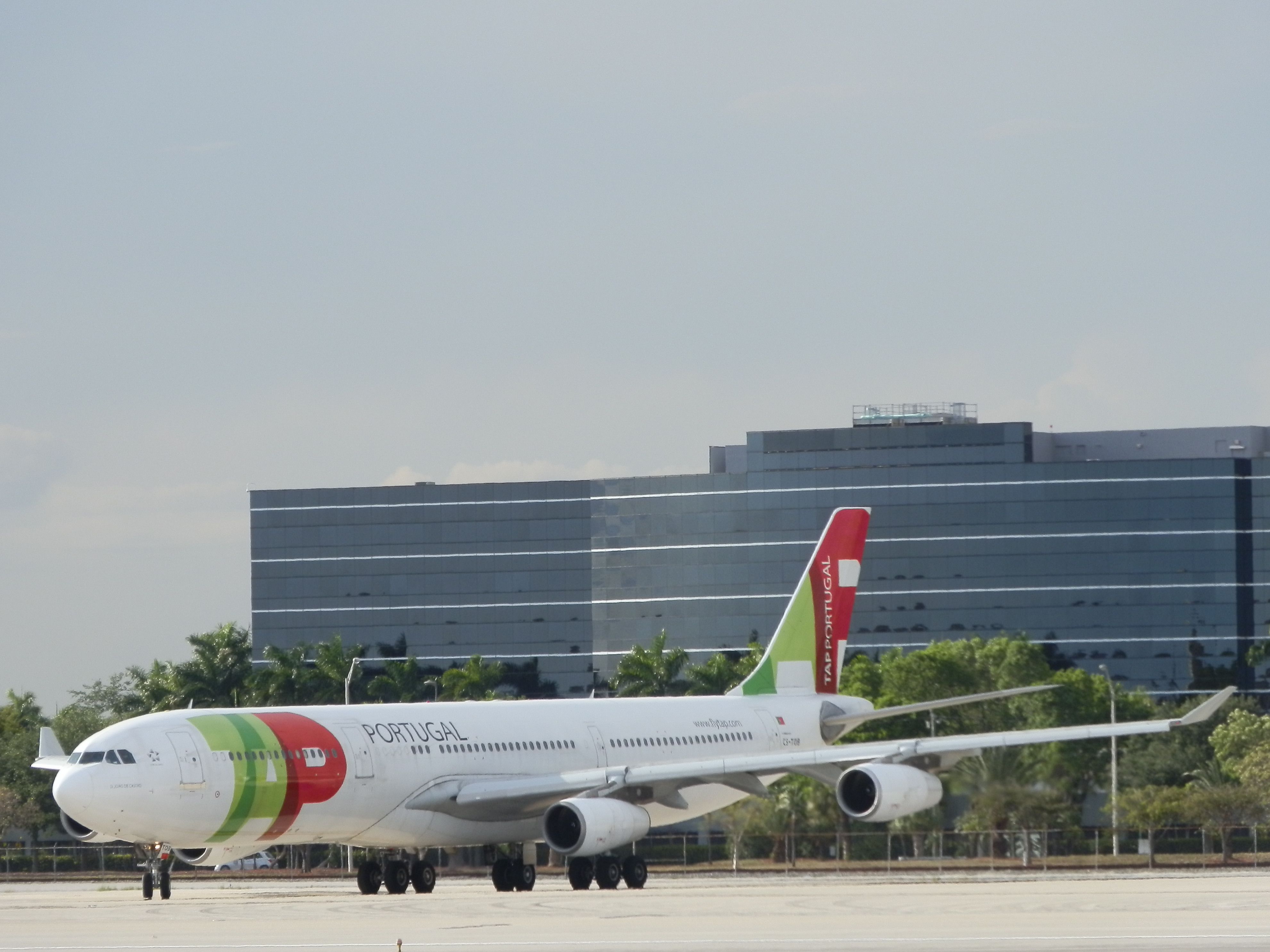 Airbus A340-300 (CS-TOB)