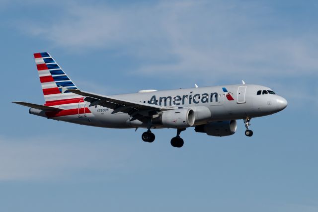 Airbus A319 (N750UW)