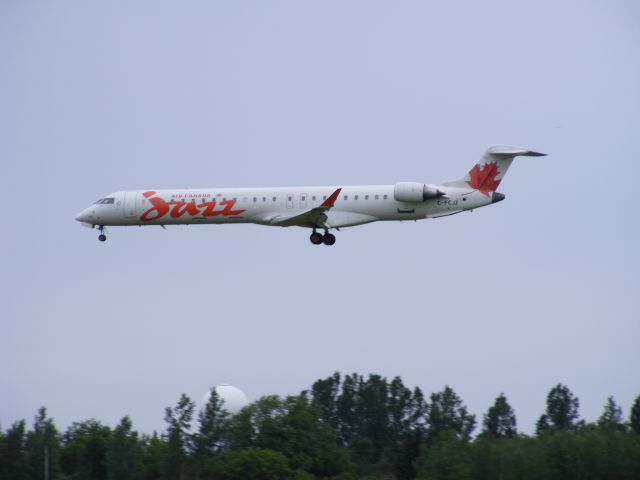 Canadair Regional Jet CRJ-200 (C-FCJZ)