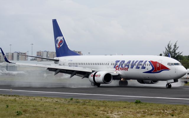 Boeing 737-700 (C-FTAH)