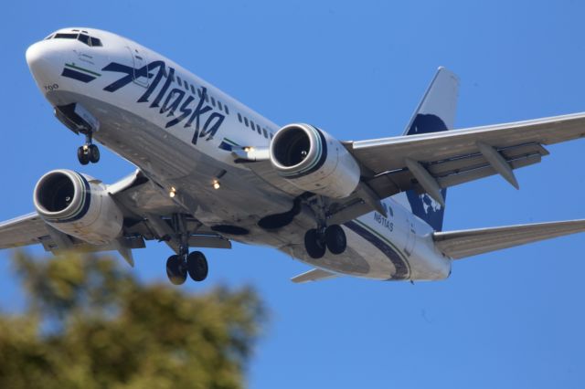 Boeing 737-700 (N611AS)