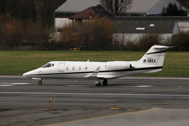 Learjet 55 (M-TNTJ)