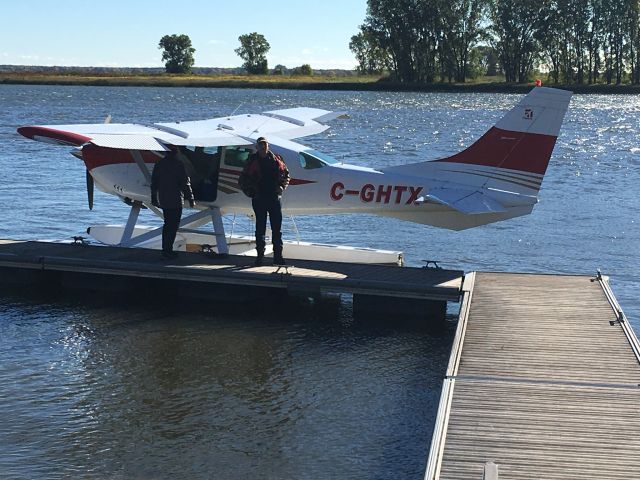— — - C-GHTX Cessna 206-C Super Skywagon sur le fleuve à Lavaltrie QC.