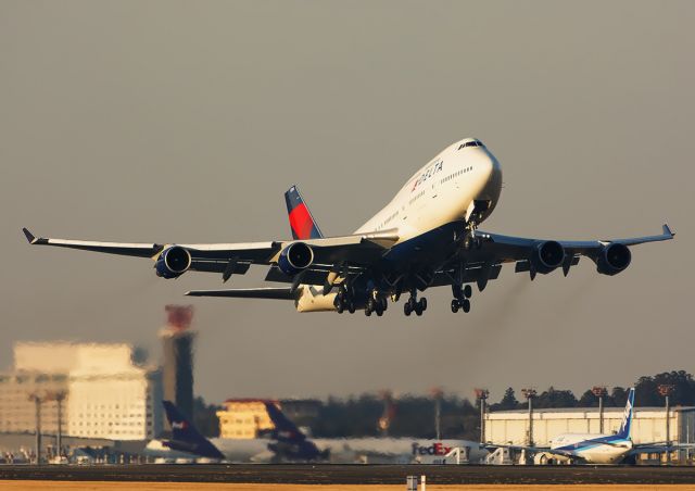 Boeing 747-200 (N674US) - Heavy departure for Atlanta