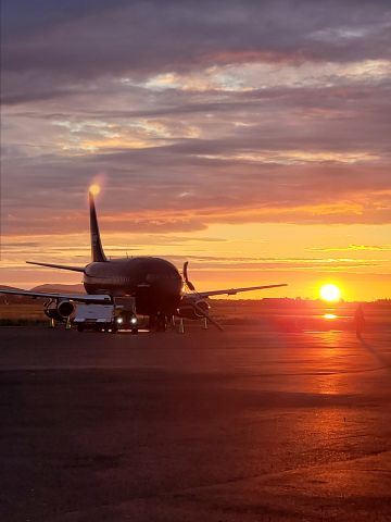 Boeing 737-200 (C-GTVO) - Le matin en arrivant au travail 
