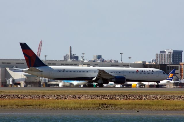 BOEING 767-400 (N834MH)